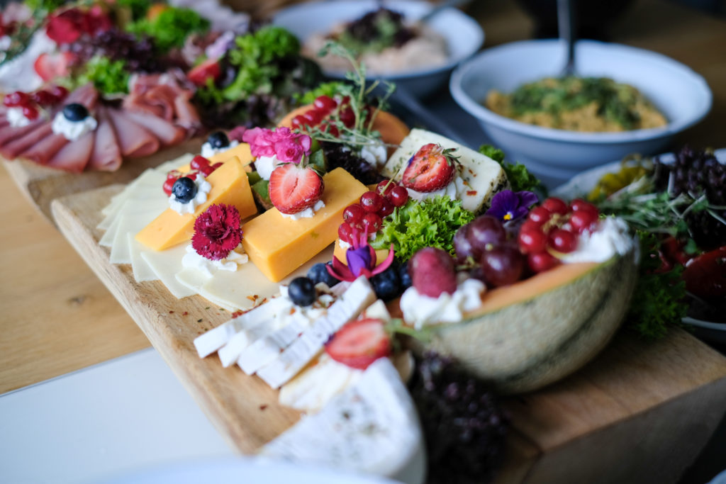 Käseplatte mit Früchten und Schinken