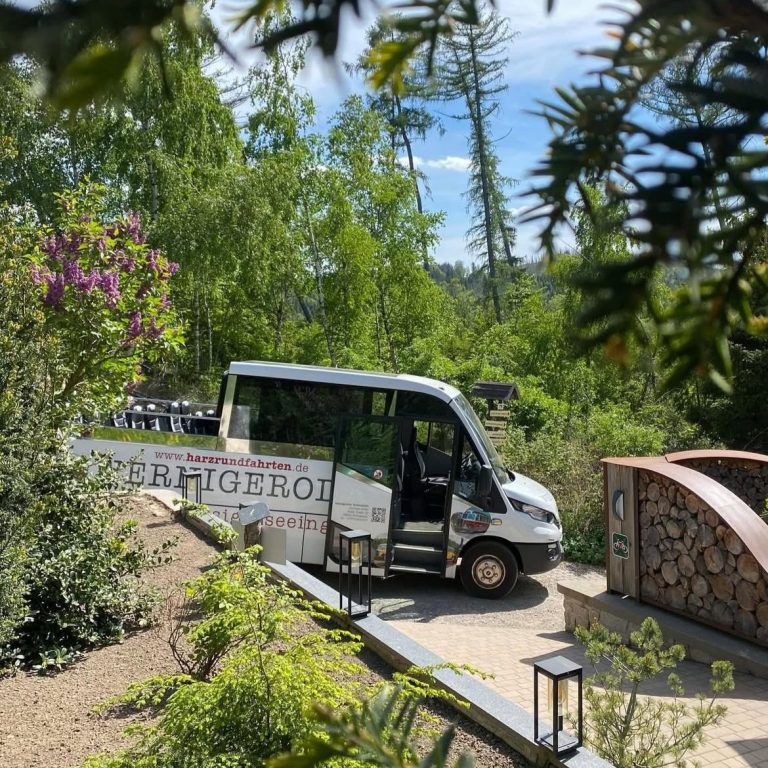 Reisebus parkt vor dem Waldgasthaus Armeleuteberg