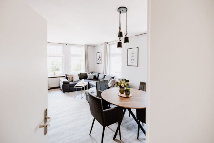 Armeleuteberg_Ferienwohnung_Wohnbereich_Sofa_Essplatz