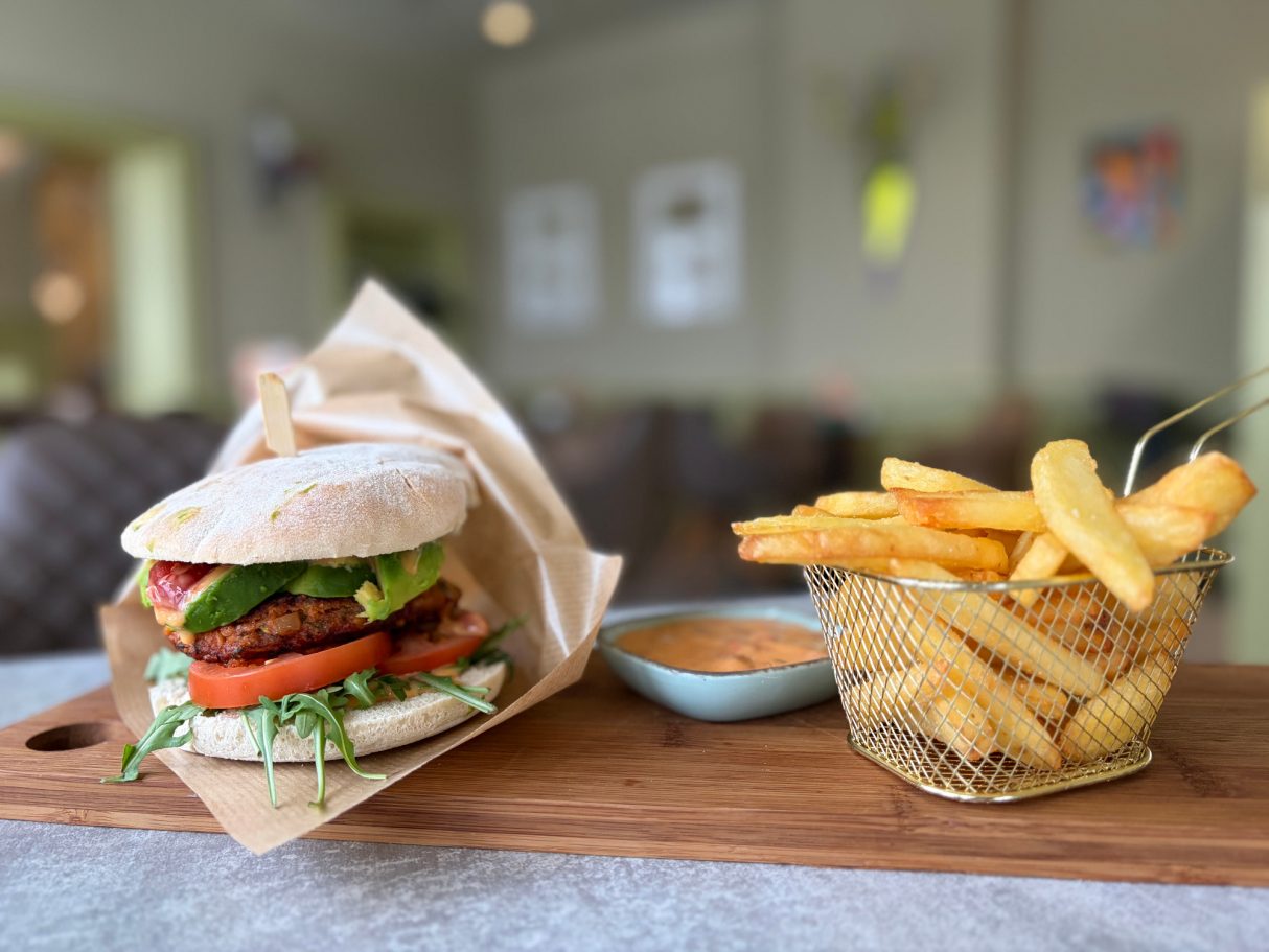 Veggi Burger mit Steakhousepommes