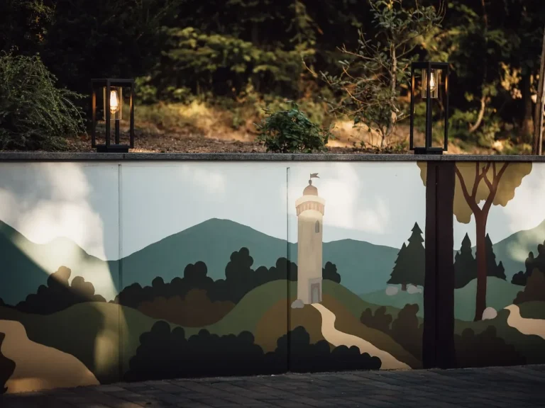 Künstlerisch gestaltete Mauer auf der Terrasse vom Waldgasthaus Armeleuteberg