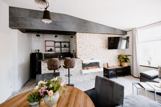 Armeleuteberg_Ferienwohnung_offene_Küche_Kamin_Barhocker