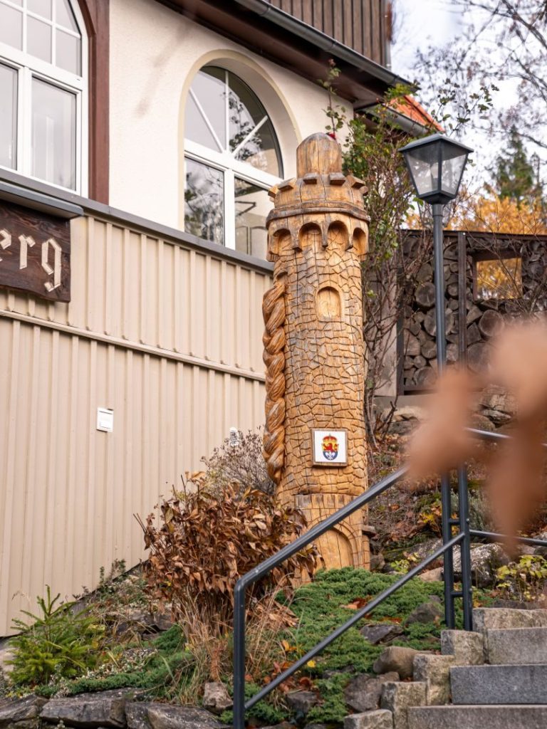 aus holz geschnitzter Rapunzelturm