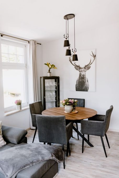 Armeleuteberg_Ferienwohnung_Essplatz_Hirschbild
