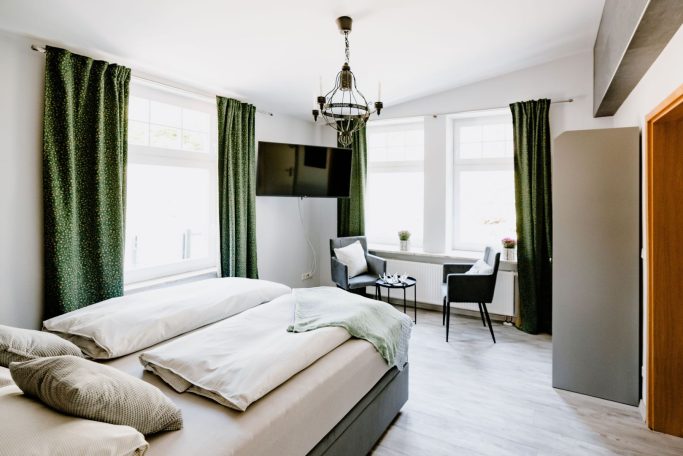 Armeleuteberg_Ferienwohnung_Schlafzimmer_Bett_TV